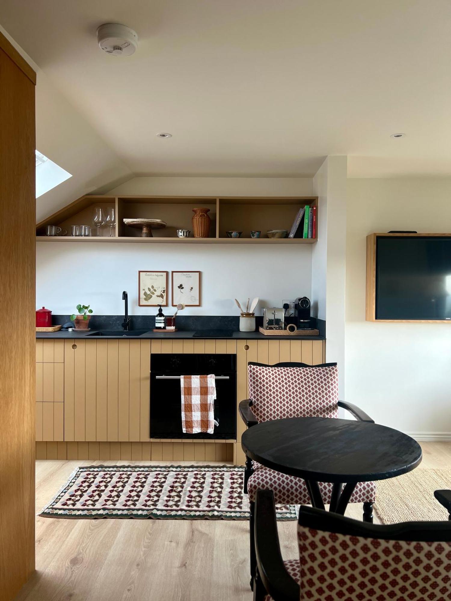 Entire Spacious Loft Studio-own Bathroom & Kitchen Within Victorian Terraced